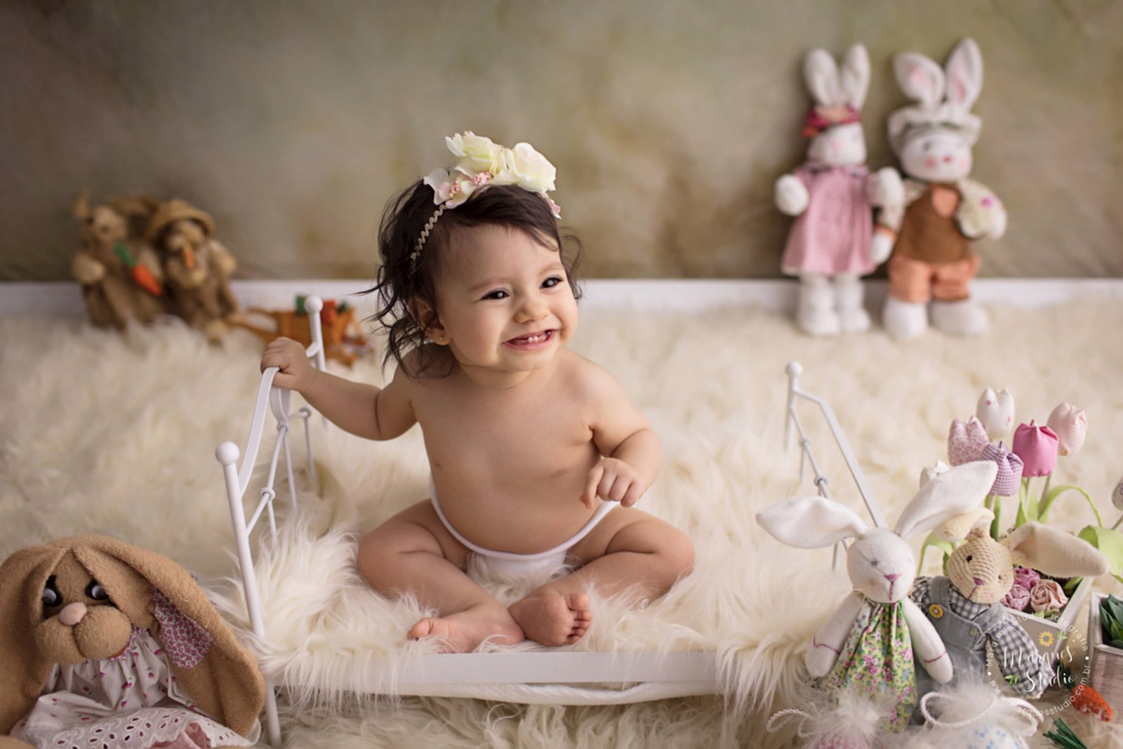 Ensaio de bebê sorrindo em estúdio fotográfico