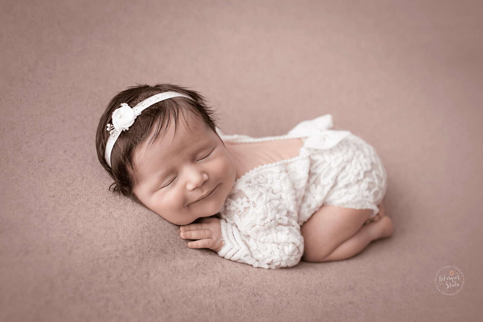 Recém-nascida dormindo em ensaio newborn no estúdio do Marques' Studio